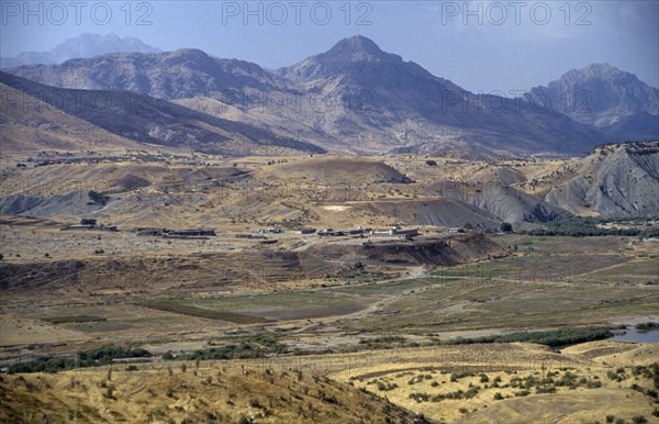 IRAQ, Kurdistan, Semi desert landscape