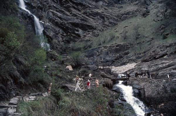 INDIA, Uttar Pradesh, Garhwal Region, Pilgrims on route to Kedarnath and the sacred source of the River Ganges.