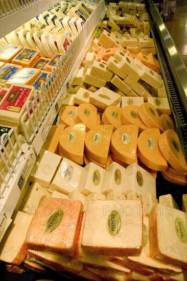 USA, Minnesota, St Paul, Display of cheese at the Mississippi Market a natural foods co-op located at Dale and Selby in the regentrified inner city area.