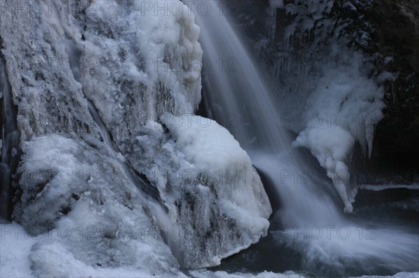 JAPAN, Ibaragi, Fukuroda-no-taki, Fukuroda Waterfall detail in the winter with gushing water and ice and frozen leaves