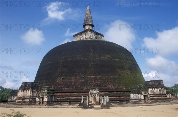 SRI LANKA, Polonnaruwa, Rankot Vahara Dagoba