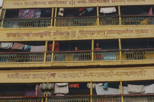 INDIA, Uttar Pradesh, Varanasi , Dashaswamedh Ghat. Women on the balcony of an apartment block