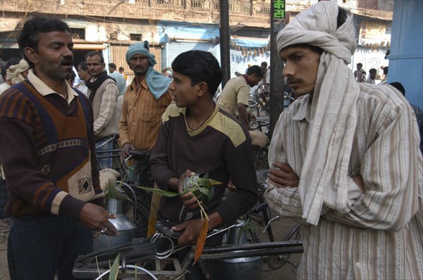 INDIA, Uttar Pradesh, Varanasi, Milk sellers argue about prices