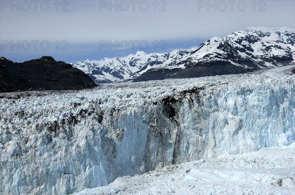 USA, Alaska, Chugach State Park, Columbia Glacier ice cliffs and distant mountain peaks