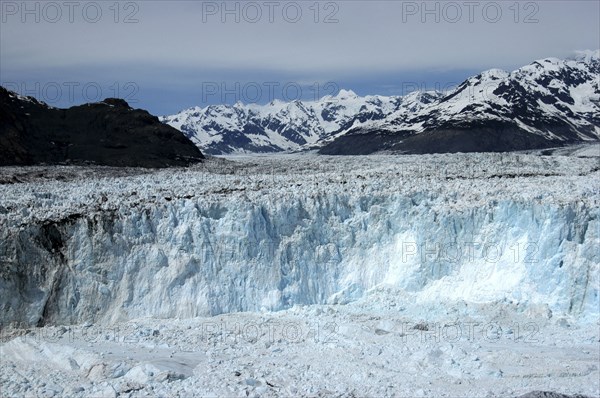 USA, Alaska, Chugach State Park, Columbia Glacier ice cliffs and distant mountain peaks