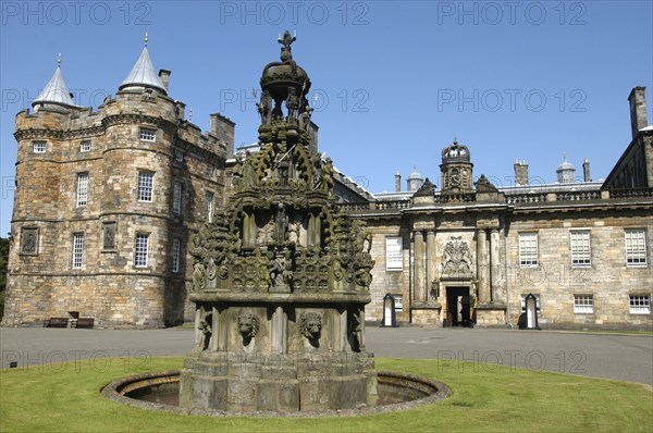 SCOTLAND, Lothian, Edinburgh, Holyrood Palace entrance courtyard with central monument
