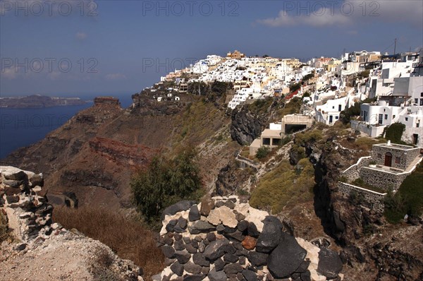 GREECE, Cyclades, Santorini, Town atop rugged coastal cliffs