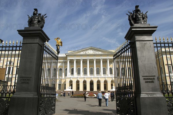 RUSSIA, St Petersburg, Entrance gates to the courtyard of the Mikhailovsky Palace and Russian Museum