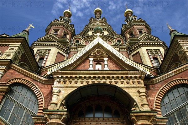 RUSSIA, St Petersburg, Angled view of church entrance and golden onion domes on the rooftops