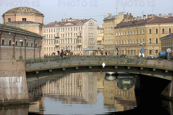 RUSSIA, St Petersburg, Bridge over canal with pedestrians crossing