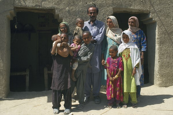 PAKISTAN, Johi Dadu, Family and relatives in their courtyard.