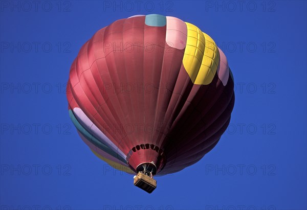 USA, California, Napa Valley, Hot air balloon over the Napa Valley wine-growing region north of San Francisco.