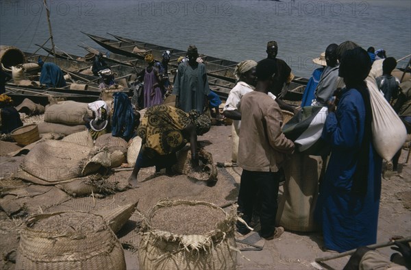 MALI, Mopti, Market on shores of the River Niger.