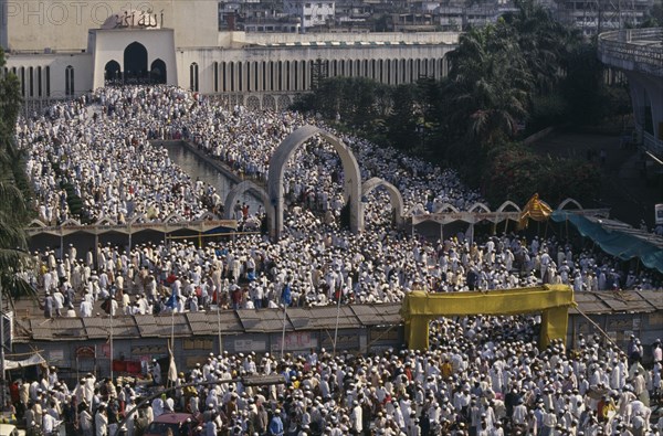 BANGLADESH, Dhaka, Baikal Mukkaram mosque area packed with Moslem devotees during Eid.