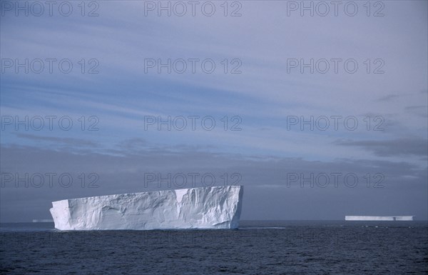 ANTARCTICA, Amundsen Sea, Icebergs on open water