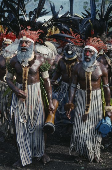 PACIFIC ISLANDS, Melanesia, Papua New Guinea, Western Highlands. Mount Hagen. Sing Sing Festival. Tribal men in traditional costumes with face paint and elaborate feather headdresses