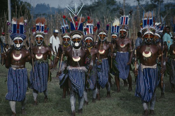 PACIFIC ISLANDS, Melanesia, Papua New Guinea, Western Highlands. Mount Hagen. Sing Sing Festival. Mid Wahgi men in traditional costumes with faces painted and elaborate headdresses
