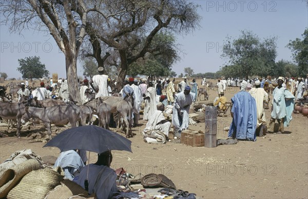 NIGERIA, Sockato, Busy market scene.