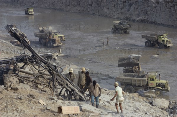 CONGO, Construction, Building of the Inge Dam.