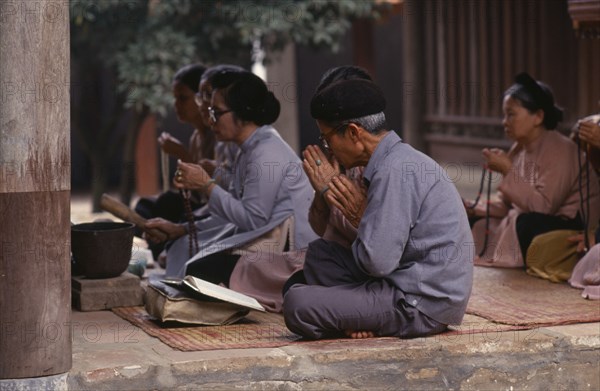VIETNAM, Worship, Buddhist worshippers.