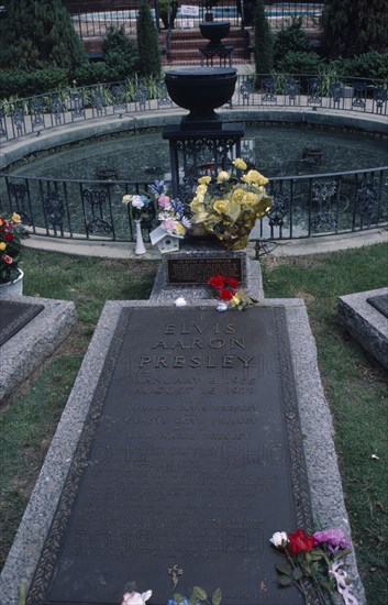 USA, Tennessee, Memphis, Graceland. Grave of Elivs Presley decorated with flowers