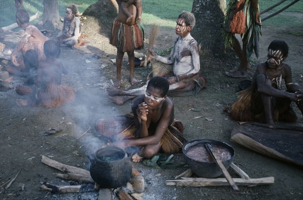 PACIFIC ISLANDS, Melanesia, Papua New Guinea, Sepik. Kara wari River. Arambak people making Sago