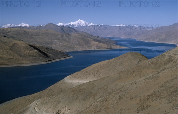 TIBET, Landscape, Landscape between Lhasa and Gyantse with mountains and lake.