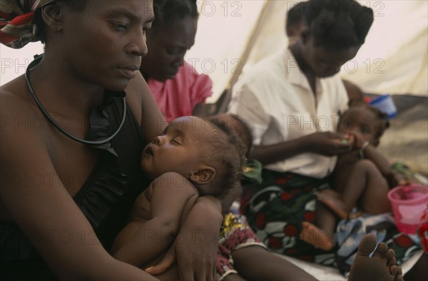 ZAMBIA, Mayukwayukwa Camp, Mothers and babies in feeding centre for malnourished children in camp for Angolan refugees.