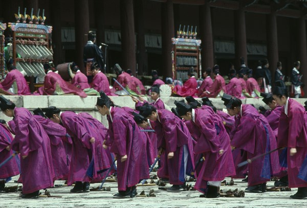 SOUTH KOREA, Religion, Buddhism, Homage being paid at the shrine containing the memorial tablets of Koreas Yi Dynasty
