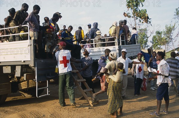 GUINEA , Kissidougou, Camp for Sierra Leonean refugees. People arriving in trucks at new camp amomgst red cross workers