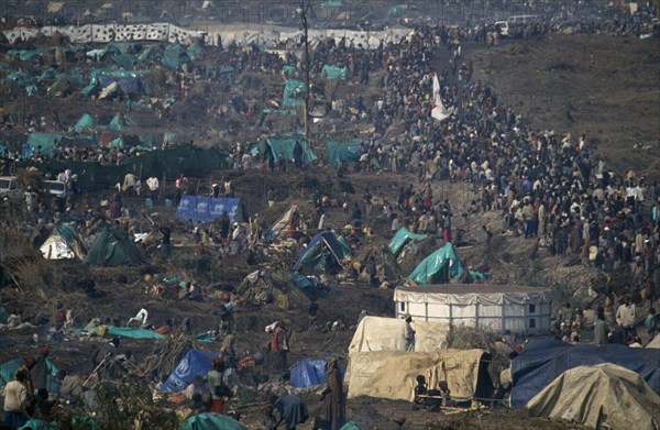 CONGO, Kibumba Camp, Crowds of Rwandese refugees in camp after fleeing genocide and civil war in Rwanda.