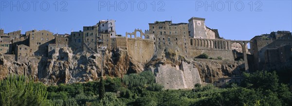 ITALY, Tuscany, Town of Pitigliano, Built on cliffs above Lente Valley with caves made during etruscan era.