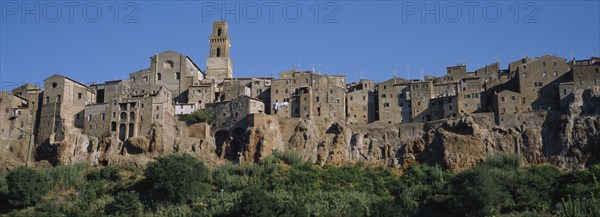 ITALY, Tuscany, Town of Pitigliano, Built on cliffs above Lente Valley with caves made during etruscan era.