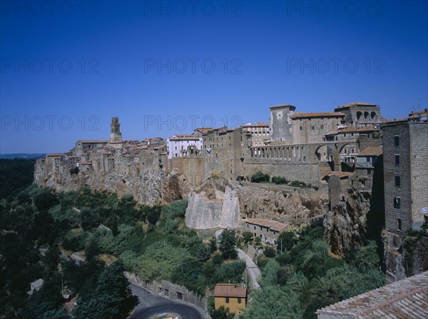 ITALY, Tuscany, Town of Pitigliano, Built on cliffs above Lente Valley with caves made during etruscan era.