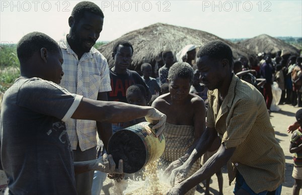 MOZAMBIQUE, Zambezia Province, Mocuba, Displaced people receiving EEC maize monitered by Action Aid.