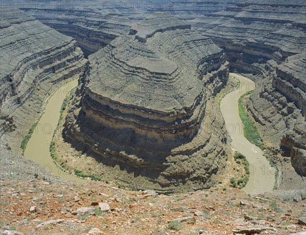 USA, Utah, Goosenecks State Park with San Juan River twisting below