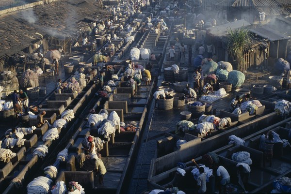 INDIA, Delhi, View over busy workers in open air laundry