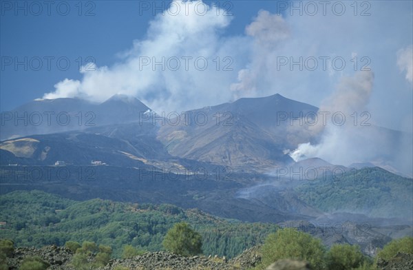 ITALY, Sicily, Mount Etna, Eruptions at the Monti Calcarazzi fissure on the southern flank of Mount Etna and the Piano del Lago cone in 2001.