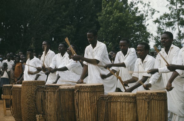 RWANDA, Music, Tutsi drummers and watching crowd.