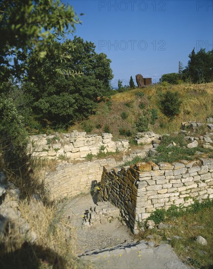 TURKEY, Aegean Region, Canakkale, Troja. Ancient city of Troy. City walls with Trojan horse in background.