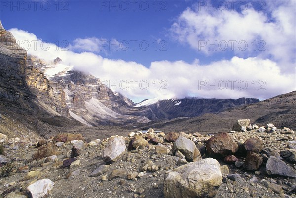 COLOMBIA, Cordillera , Boyaca, "Sierra Nevada de Cocuy, Mountain landscape with rocks in the foreground."