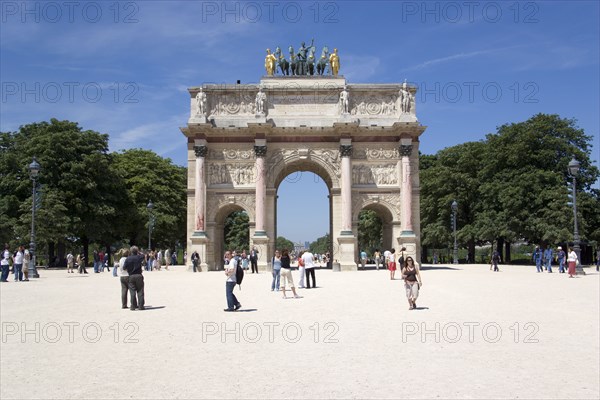 FRANCE, Ile de France, Paris, Tourists around the Arc de Triomphe du Carrousel at the eastern entrance to the Jardin des Tuileries