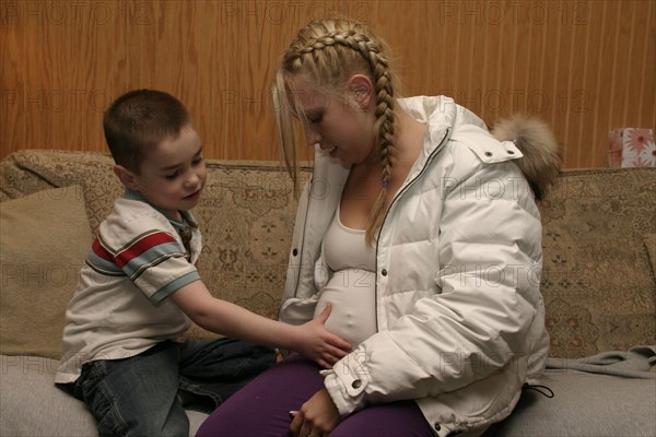 CHILDREN, Babies, Pregnancy, 5 year old Tyler Stone touching pregnant aunts stomach Warren Stone