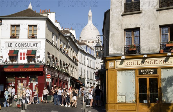 FRANCE, Ile de France, Paris, Montmartre Tourists in the narrow streets by the Restaurant Le Consulat near the Church of Sacre Coeur