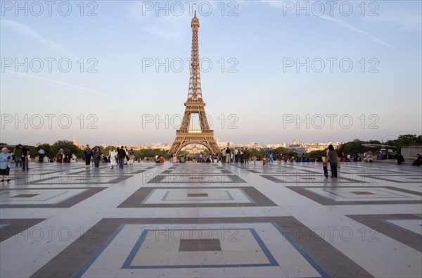 FRANCE, Ile de France, Paris, Tourists in the central square of the Palais de Chaillot looking at the Eiffel Tower at sunset