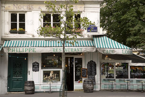 FRANCE, Ile de France, Paris, Frontage of the Brasserie de Louis Philippe on the Quai De L'Hotel de Ville