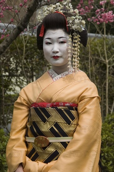 JAPAN, Honshu, Kyoto, Geisha in Sannen-zaka garden