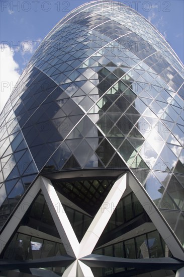 ENGLAND, London, The Swiss Re building 30 St Mary Axe alternatively known as the Gherkin seen from street level. Designed by Architect Sir Norman Foster.