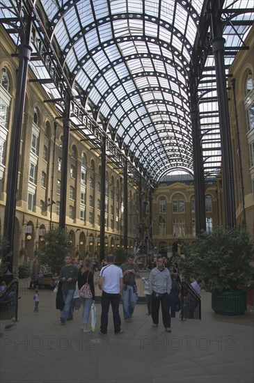 ENGLAND, London, Hays Galleria shopping arcade in Southark. The former tea clipper dock was filled in and a glass canopy erected in the 1980’s.