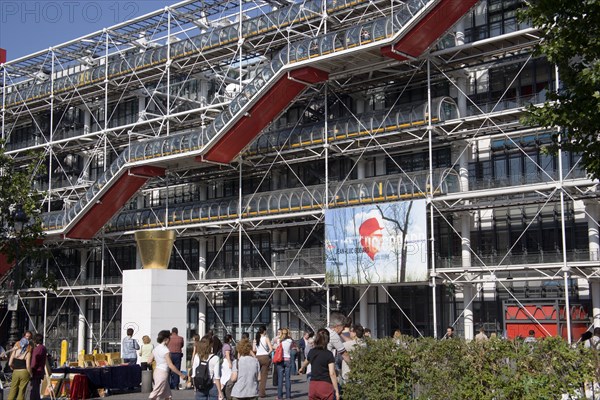 FRANCE, Ile de France, Paris, People in the square outside the Pompidou Centre in Beauborg Les Halles